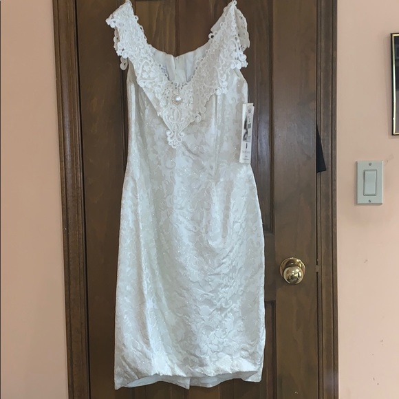 NWT beautiful off the shoulder size 12 cream dress - Picture 1 of 4